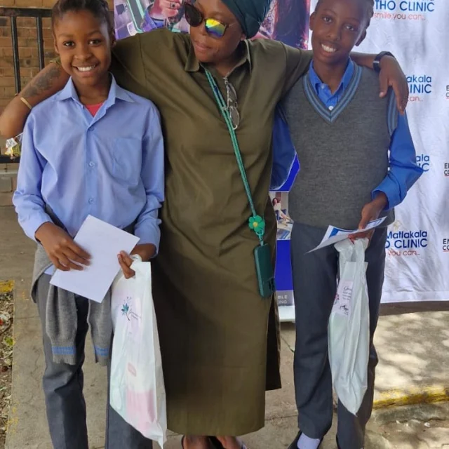 Thaba Moshate, together with Dentist Consulting, Pastor Malapane and Burgersfort Dot Com, proudly supported Ikhwezi Primary School with a hygiene drive for Grade 7 learners.Hygiene and sanitary packs — generously donated by our valued customers — were distributed, while free dental screenings and oral health guidance were provided on the day.Thank you to our partners and community for helping us promote health, dignity and confidence among young learners.#ThabaMoshate #CSI #CommunitySupport #HygieneDrive #Burgersfort #MakingADifference
